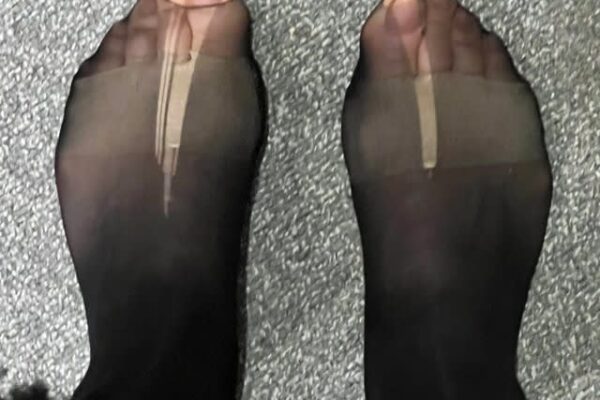 一日穿いたら、もうボロボロ…女性たちを苦しめるストッキング習慣「30デニールがマナーっていうの、やめよう」に共感の声続々