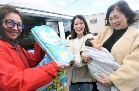 鹿児島県内初の「赤ちゃんおむつ便」始動　1歳まで毎月1回、選べる4品目から2点を無料で宅配　出生後間もない家庭の子育て支援を強化　南さつま市