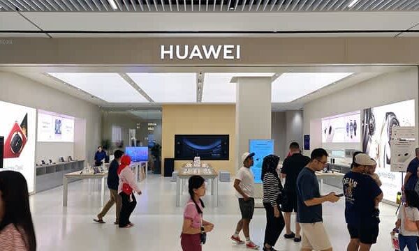 海外のファーウェイストアには最新スマホが勢ぞろい。日本ではいつ復活するのかなー（スマホ沼）
