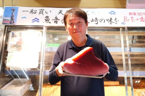 【三崎港】4代続く鮮魚店「魚音」著名人も夢中の三崎産マグロとトロトロ煮