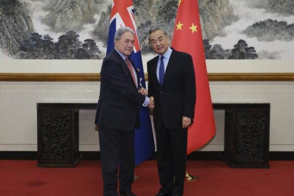 中国の王毅氏、NZ副首相兼外相と会談