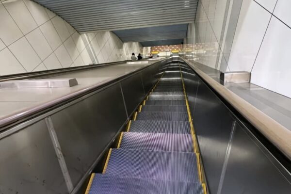 日本の地下鉄のエスカレーターで事故に巻き込まれるもこんな扱い…＝中国ネット「腹立たしい」「かわいそう」