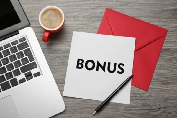 30代の友人は冬のボーナスが「100万円」だったと聞き驚きました。ボーナス「100万円」の人の年収はどのくらいなのでしょうか？