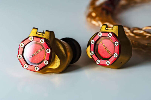 MADOO、平面駆動型イヤホン「Typ622」に新色“Gold＆Red”