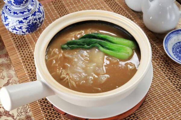 高級食材・フカヒレを贅沢に使用「フカヒレの姿煮 黄金スープ麺」限定販売開始
