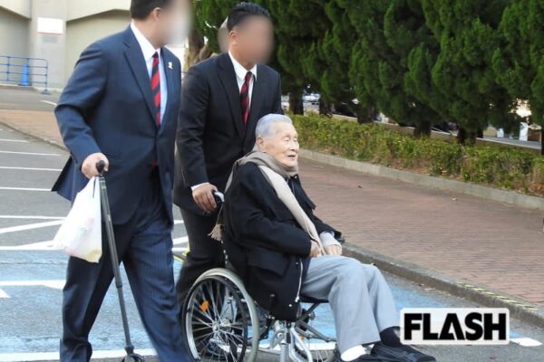 森喜朗元首相、車椅子で大学ラグビーを観戦！　早大OBが語る「父に教え込まれた“ラグビー愛”」