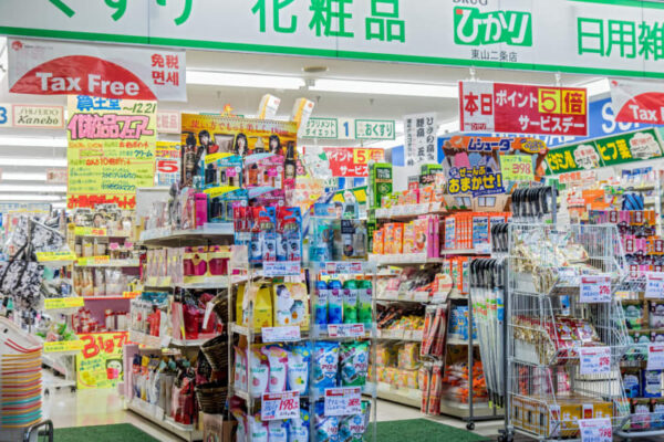 ドラッグストアの食品・日用品はなぜ安い？スーパーとの価格差の秘密を解説！
