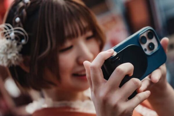 「Leica LUXグリップ」レビュー。iPhoneに「写真機としてのフィジカルな体験」を宿す、 ライカの哲学 [OnGoing Re:View]