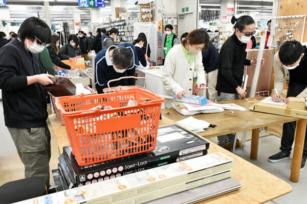 「ヤマケン」（山形）が福祉施設に商品寄贈　閉店した店舗を開放