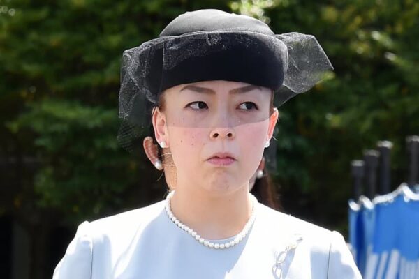 瑶子さま　異例の金髪メッシュ、企業のロゴ入りTシャツ…姉・彬子さまから叱責の陰に「皇族らしからぬお振る舞い」