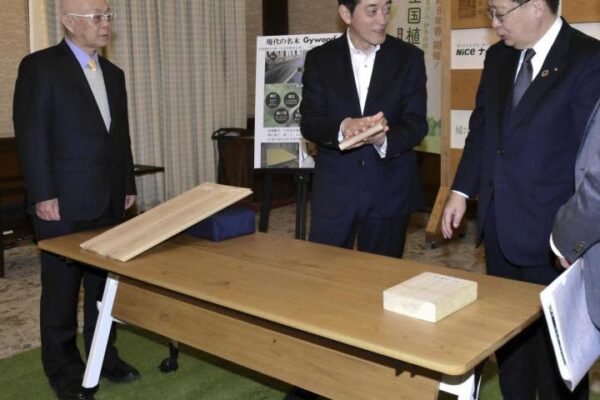 生産量全国2位の愛媛のヒノキ　新規需要の開拓目指し、会議テーブルを商品化