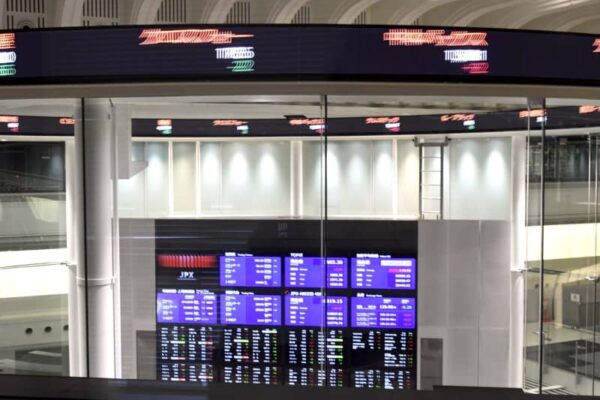 東証、午前終値3万7890円