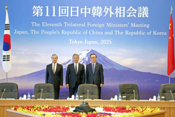 日中韓外相が都内で会談