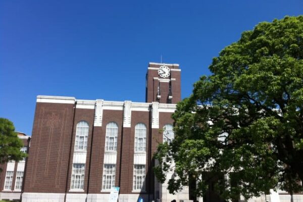 京大で卒業式、毎年恒例の学生の仮装が話題に　今年は「ミャクミャク」多く、大谷翔平や人気芸人も登場