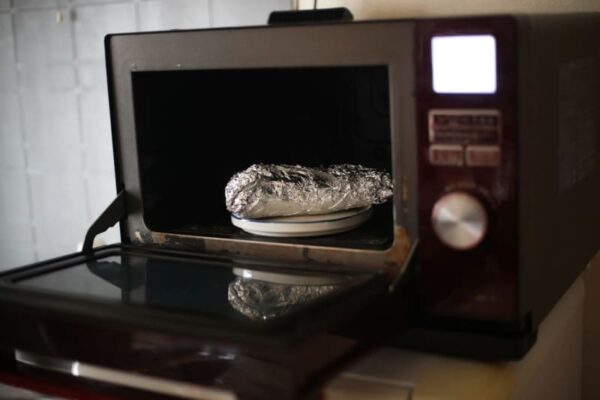 電子レンジに『アルミホイル』を入れるとどうなる？なぜNGなのか仕組みを解説