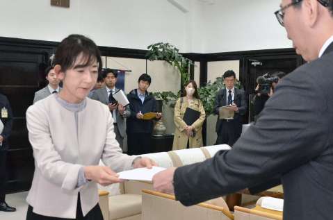 〈保育士が園児切り付け〉担任クラスでけが多発。急な休みも増えた…「日々の違和感、情報共有を」　第三者委、鹿児島市に報告書