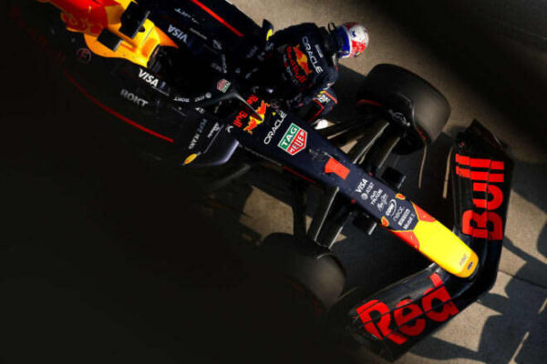 タイトルを争うには「2台が必要」とレッドブルF1代表。「多くの改善や開発計画がある」
