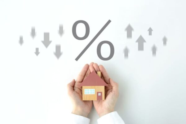 住宅ローン「3500万円」でマイホームを購入予定ですが、最近金利が「0.5％」に上がったと聞き不安です。変動金利より「固定金利」にすべきでしょうか？