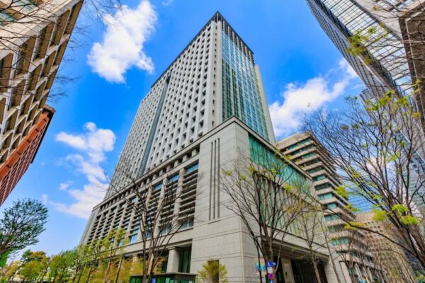バフェット氏言及で株価にも影響？ 三菱商事の状況は？ 投資するには…