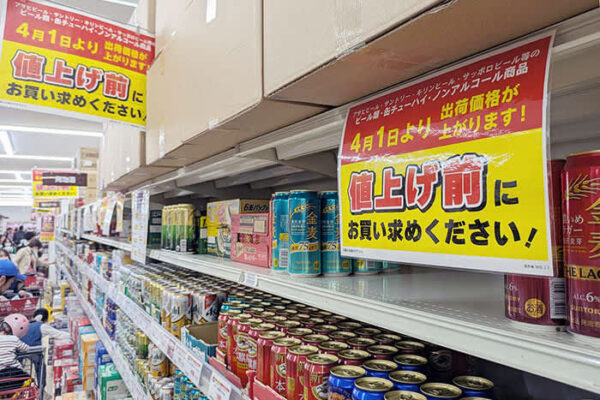 ビールなど4月から値上げ 店頭は仮需ピークに 増減税からみ視界不良