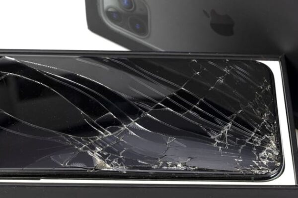 今さら聞けない、割れたスマホ画面はそのまま使い続けても大丈夫なのか