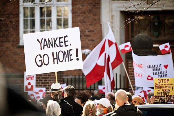 デンマーク国民 米大使館前で「グリーンランドに近づくな」と抗議