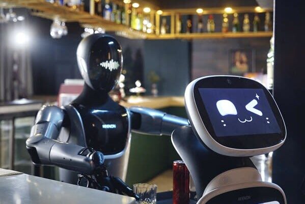 KEENON Robotics、ヒューマノイド・ロボットXMAN-R1とKLEENBOTの最新モデルをリリースし、新たなマイルストーンを迎える