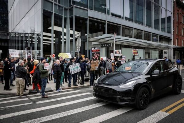 テスラ世界販売、13％減