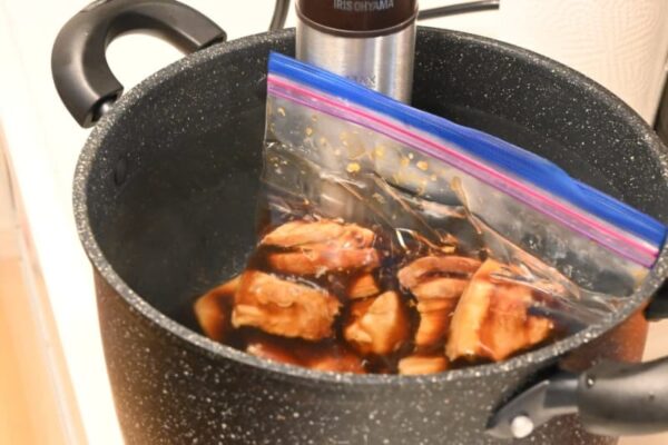 簡単でおいしい～！低温調理ですぐできちゃう「絶品お肉のおかず」レシピ2選