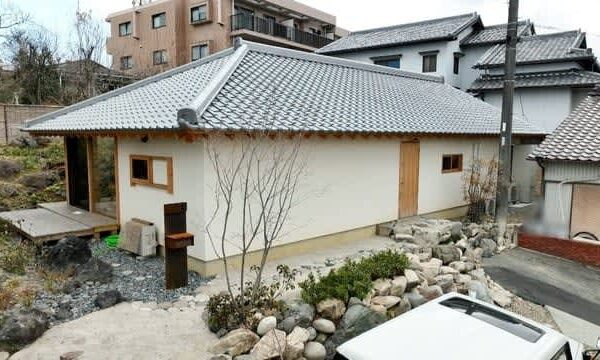 「再建築できない古家」を大胆作戦で建て替え！ 道路から40メートル離れた変形地にマイハウス【住人十色】
