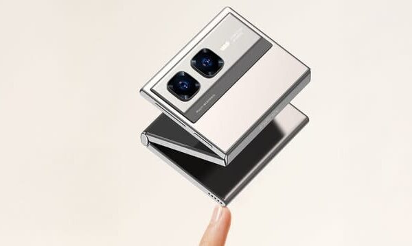フリップ式三つ折りスマホこそ、アクションカムを内蔵するのにピッタリでは？（スマホ沼）