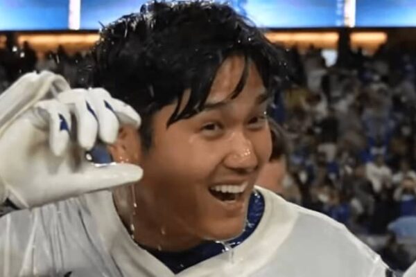 「イジられてて笑う」「良いチームメイト」サヨナラ弾の大谷翔平、同僚との”不思議ポーズ”が話題に