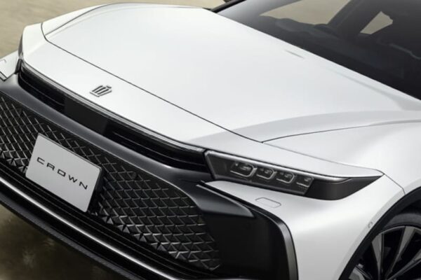クラウン70周年を祝う限定車！　クロスオーバーに“THE 70th”を設定