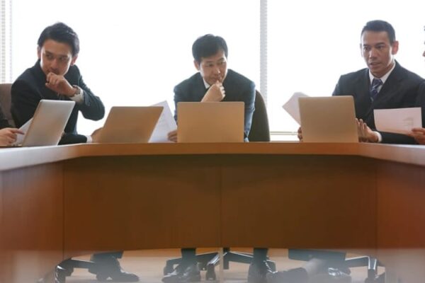 日本の社長は平均年齢60.5歳だが…世界有数の運用会社が注目する「取締役会の年齢層」と「株価」のふしぎな相関【アライアンス・バーンスタインが解説】