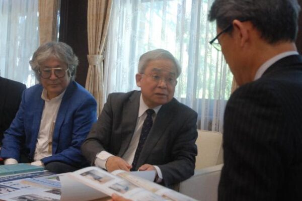 中国で牧水テーマの書展示　師村さん（宮崎市出身）が知事表敬