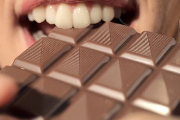 世界最大！91センチの巨大エッグチョコを製造 全てチョコレートで完遂　英国民的メーカーが挑戦