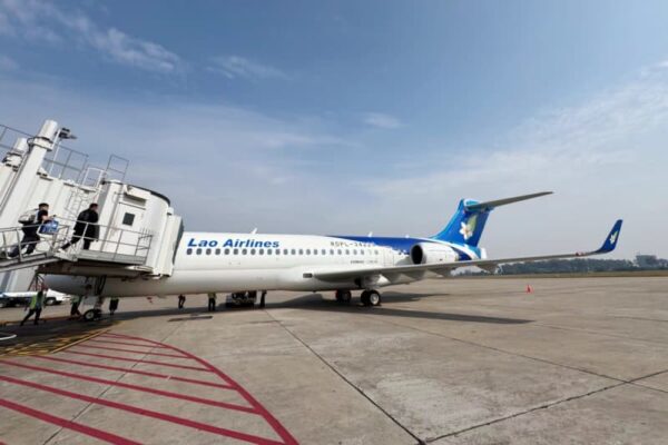 中国国産旅客機C909 ラオスで初就航