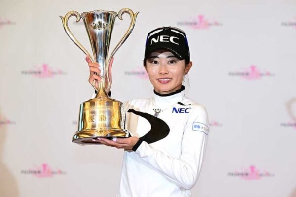 女子ゴルフV賞金1800万円以外に600万円高級副賞　安田祐香が獲得、表彰式で記念撮影も