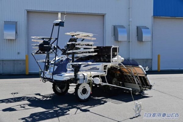 [はたらくくるま] 最新鋭“ロボット田植え機”は、自動で田の中を走り、ヒトの繊細な手の動きを再現〈ヰセキ さなえシリーズ〉